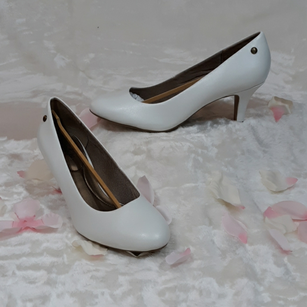 ⬇️$30 NWOT Life Stride White Heels Size 8.5M